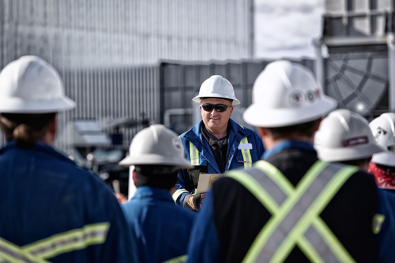 supervisor giving a toolbox talk to the workforce on site.